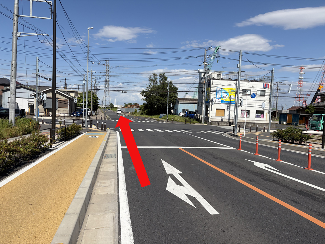 ①駅を出たら右折